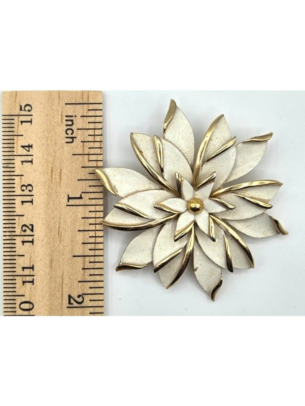 Signed Trifari White Enamel Flower Pin Brooch Gold Tone 22 grams - Picture 6 of 8